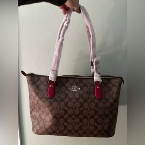 Coach Gallery Tote in signature